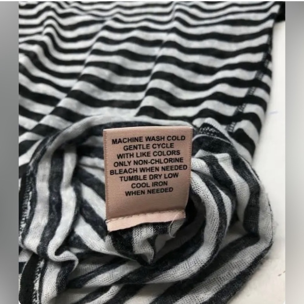 Women's Philosophy White And Black
Striped Crew
Neck Top
NWOT - Picture 6 of 6